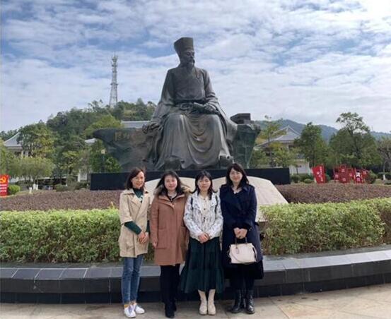 阳明文化创意产品的开发研究"课题组组长吴冰,以及课题组成员吴亚惠