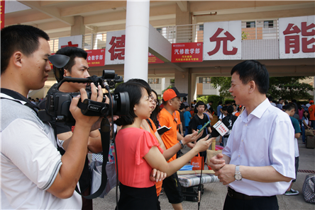 （图二）火热的新生报到现场吸引了众多媒体前来采访