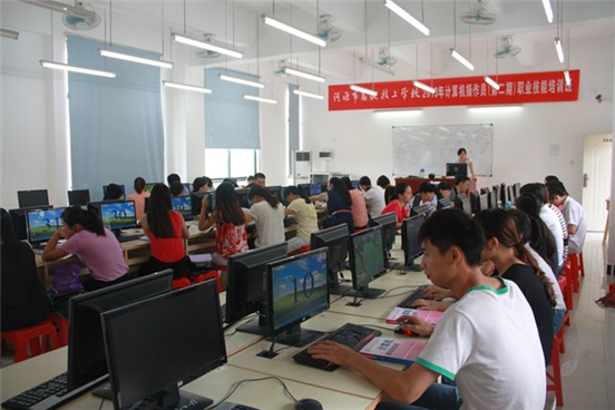 （图二） 学员学习计算机操作软件