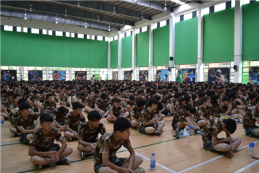 （图二）  同学们在认真听讲