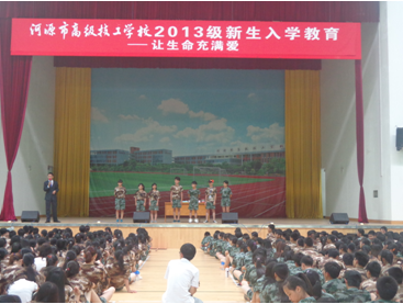 （图一）王海童老师为我校师生带来精彩演讲