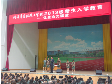 （图二）王海童老师在和同学互动
