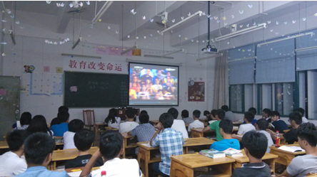 （图一）2013级烹饪2班的全体同学正在观看视频