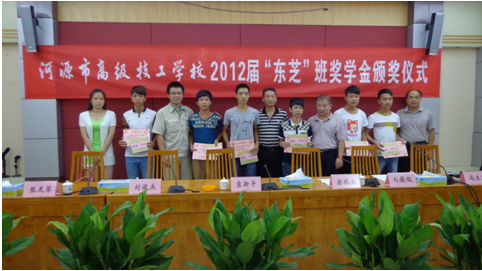 （图一）梁秋生副校长与获奖学生合影