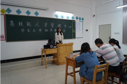 （图一）面试选手从容应对老师们的考核