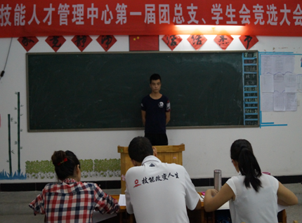（图一）学生正在紧张面试中