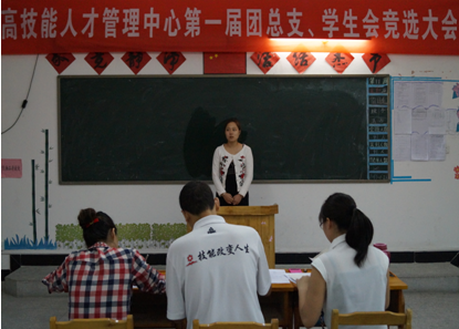（图二）学生正在思考老师们的问题