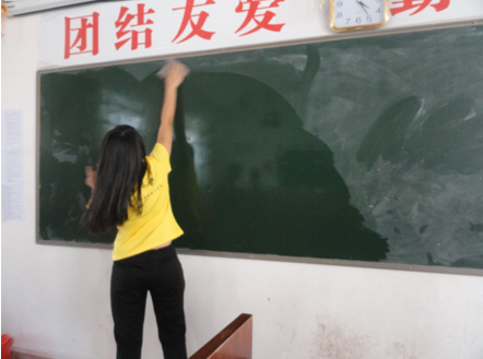 （图四）一名志愿者正在清扫教室