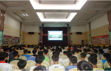 （图三）大家被维修师傅娴熟的技能所吸引