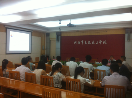 （图二）梁秋生副校长正在给新教师授课