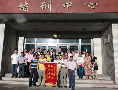 学员代表向吉林工师赠送谢师锦旗