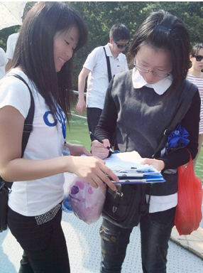 旅游服装教学部的同学在万绿湖龙凤岛给游客做问卷调查