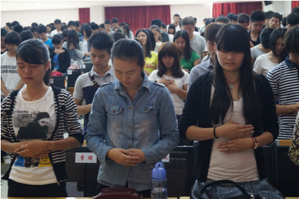 （图三）学生们正在感恩心中的那份感恩之情