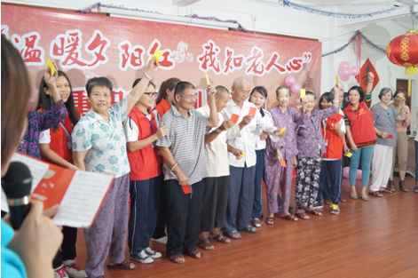 （图七）志愿者与老人一起参与游戏互动