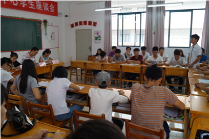 （图二）学生正在积极参与到座谈会交流中