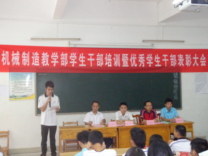 （图三）助理班主任李天赐代表发言