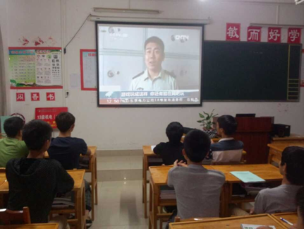 学生在观看视频“网吧里的冲动少年”