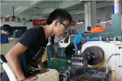 我校邹丽琼同学在模特表演比赛中折桂