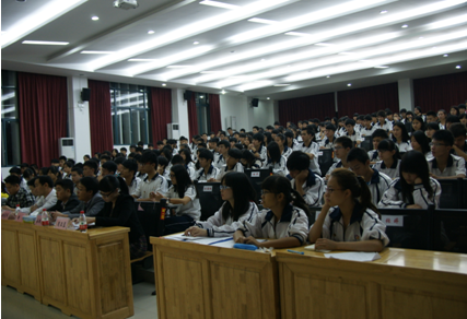 （图三）团学干部在认真聆听