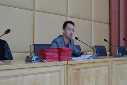 （图二）张雪峰主任正慷慨激昂地进行总结