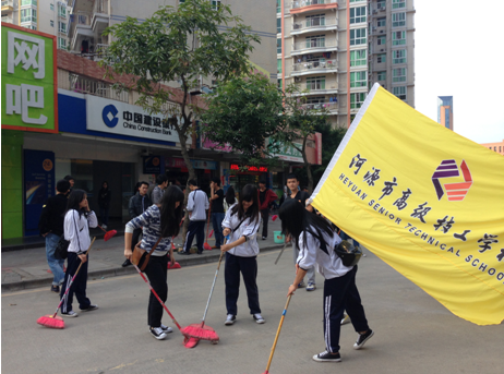 学生们正在清扫街道 