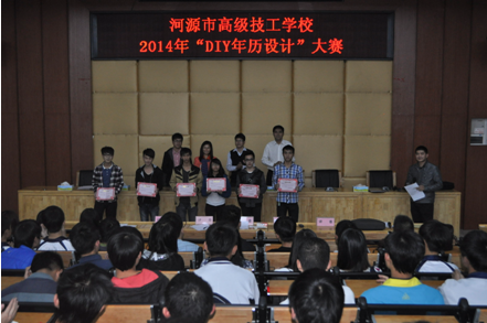 （图三）评委老师为获奖者颁发获奖证书