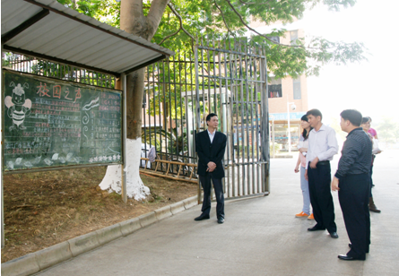 （图一）检查组一行正在检查宿舍区宣传栏情况