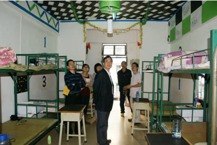 （图一）检查组一行正在检查宿舍区宣传栏情况