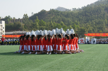 （图四）激情洋溢的团体操表演