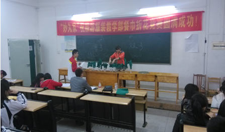 （图二）选手正在最后整理“作品”