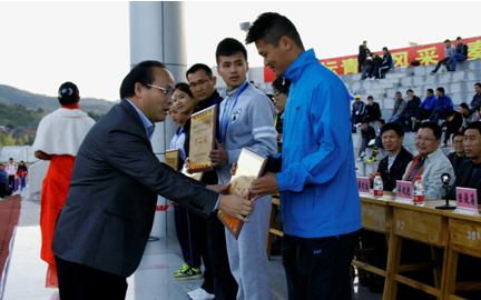 （图一）市教育局副局长陈俊荡同志为我校代表队颁奖