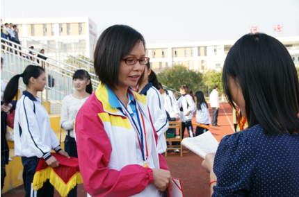 （图一）张运达副校长与教职工女子800米获奖选手合影