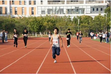 （图一）男子组100米赛跑现场