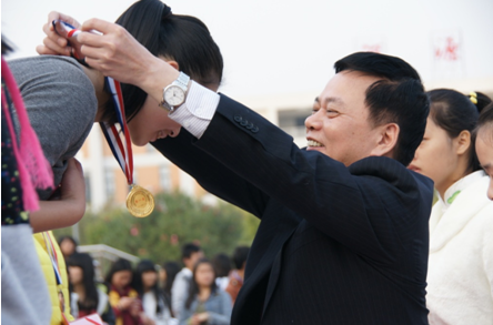 （图二）黎海波校长在为获奖选手颁奖
