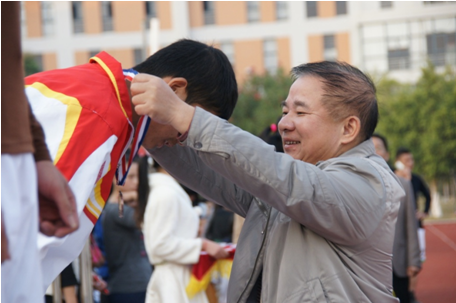 （图八）梁秋生副校长在为获奖选手颁奖
