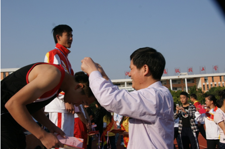 （图五）张运达副校长在为获奖教师颁奖