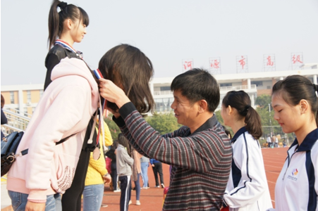 （图九）邓德兴副校长在为获奖选手颁奖