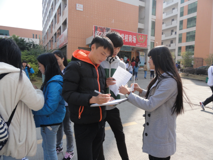 （图二）校园普法宣传调研活动正在进行