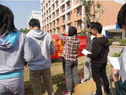 （图三）普法签名活动受到同学们的热烈追捧