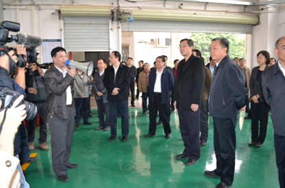 （图一）考察团在听取黎海波校长的介绍