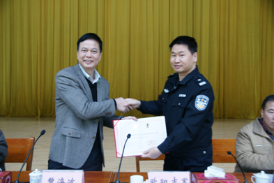 （图二）黎海波校长为欧阳志军教导员颁发法制副校长聘书