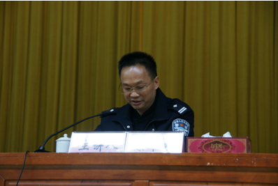 （图三）陈干良教导员为全校师生作法制教育专题讲座