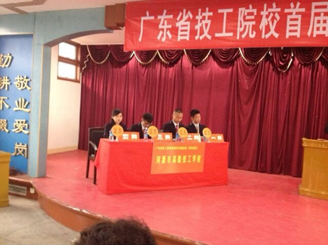 （图一）我校辩论队评委合影