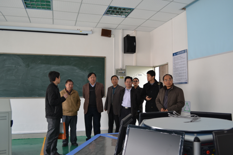 （图三）惠州市技师学院一行人在参观电工综合技能实训室