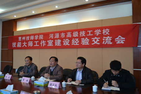 （图二）黎海波校长在向来宾介绍我校办学情况