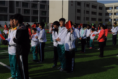 （图一）志愿者们帮助行动不方便的学生们参加校运会
