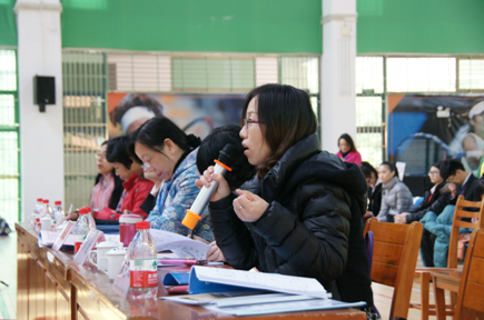 （图三）评委正在对选手提问