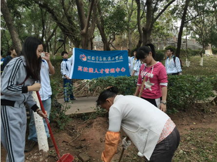 （图三）正在与清洁阿姨一起打扫的学生们