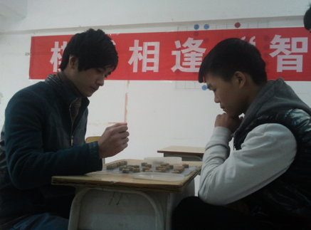 （图三）选手认真沉着专注比赛