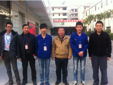 （图一）梁秋生副校长与首期逆向班毕业生谢明康、张泽 在东莞虎门诚信公司合影